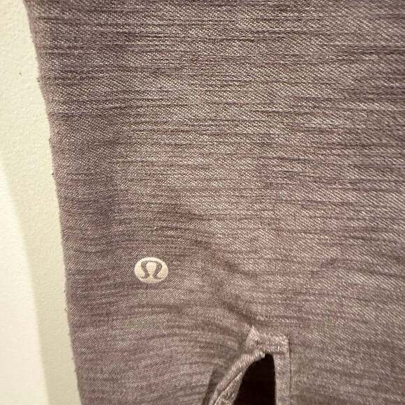 Lululemon Size 6 Cropped Leggings Gray Heather – 19” Inseam - Picture 3 of 3